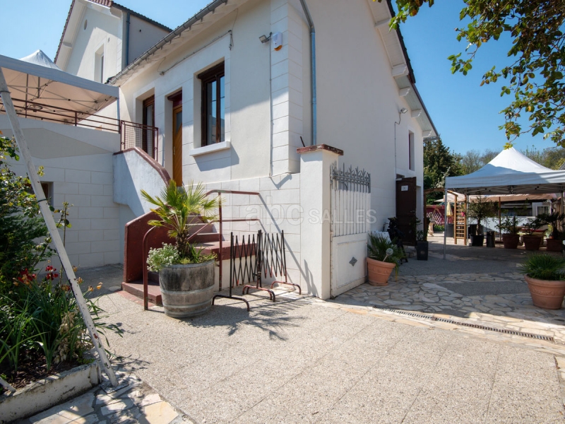 photo AUBERGE DU PORT SALLE avec la grande terrasse