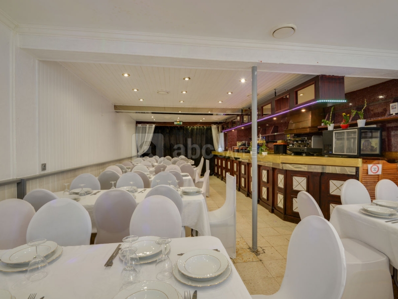 photo AUBERGE DU PORT SALLE avec la grande terrasse