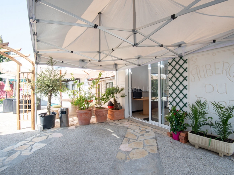 photo AUBERGE DU PORT SALLE avec la grande terrasse