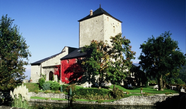 CHATEAU DE LA RIVE SALLE DES GARDE